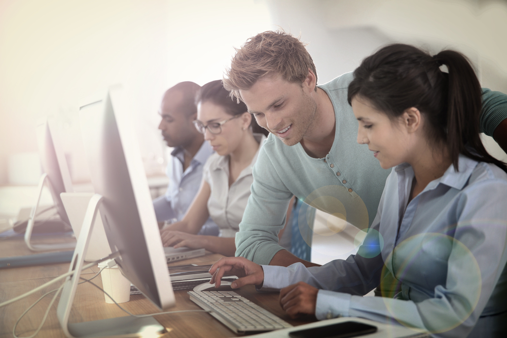 grupo de profesionales trabajando juntos en un espacio de oficina moderno y colaborativo