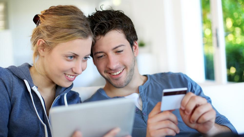 pareja comprando por internet en un comercio electrónico