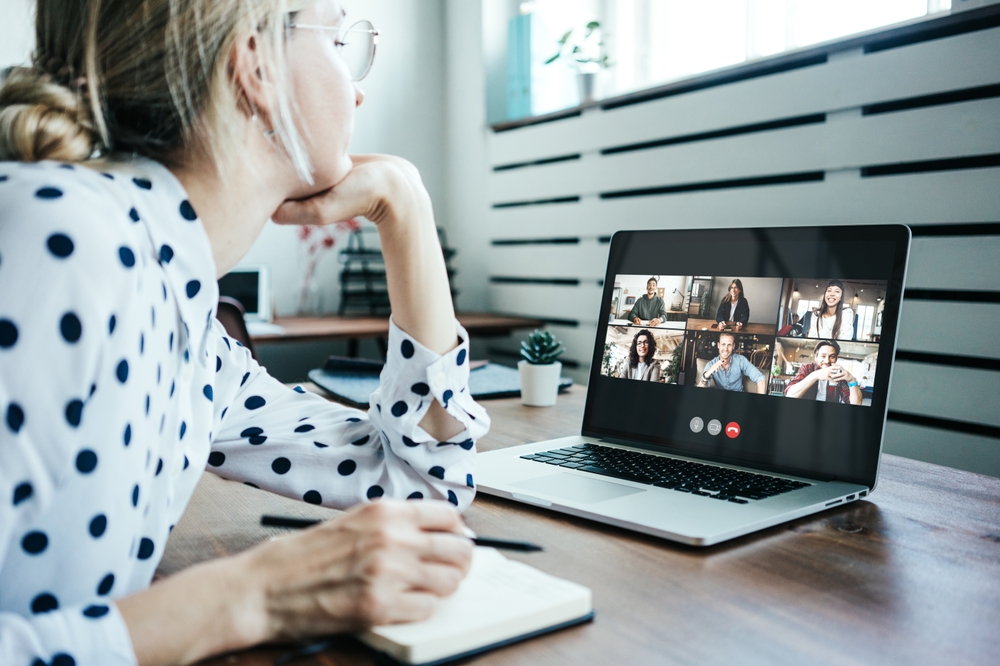 mujer usando google meet en la oficina asistiendo a una reunión
