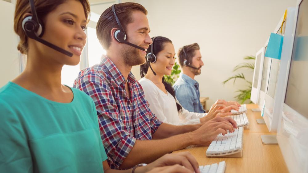 equipo usando la centralita virtual en la nube para hablar con los clientes