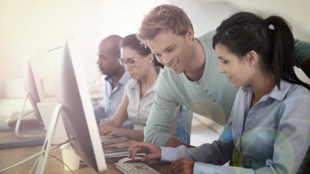 grupo de profesionales trabajando juntos en un espacio de oficina moderno y colaborativo