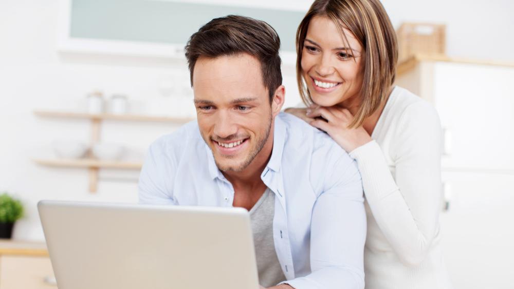 pareja sonriendo porque están generando leads para su negocio